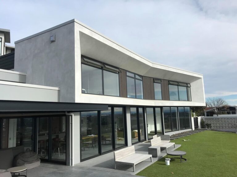 Why it Pays to Use Licensed Applicators for Plaster Maintenance and Repairs